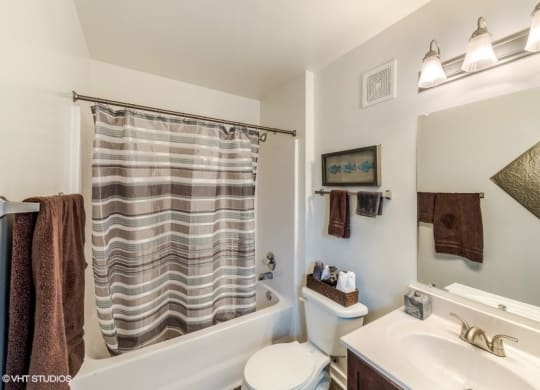 Large Soaking Tub In Bathroom at Brittany Commons Apartments, Virginia, 22553